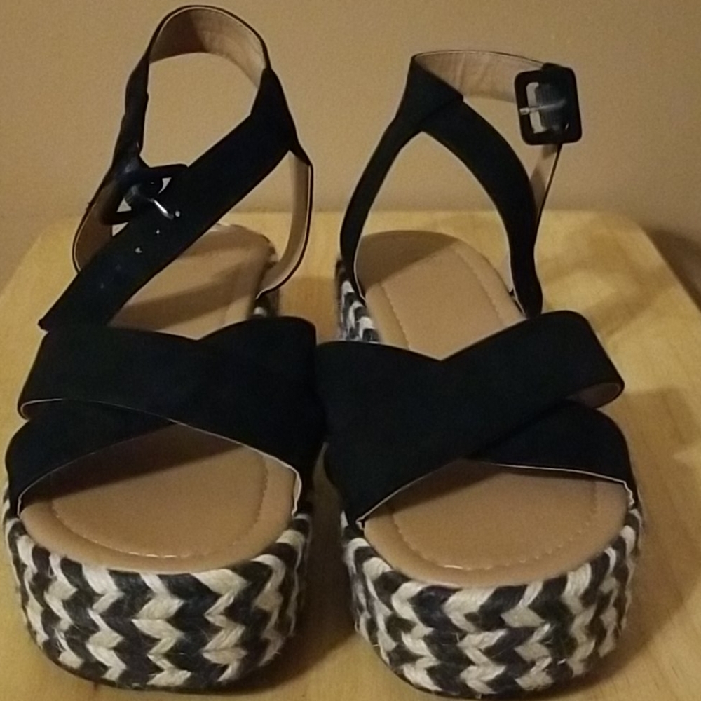 - Flatform Sandals